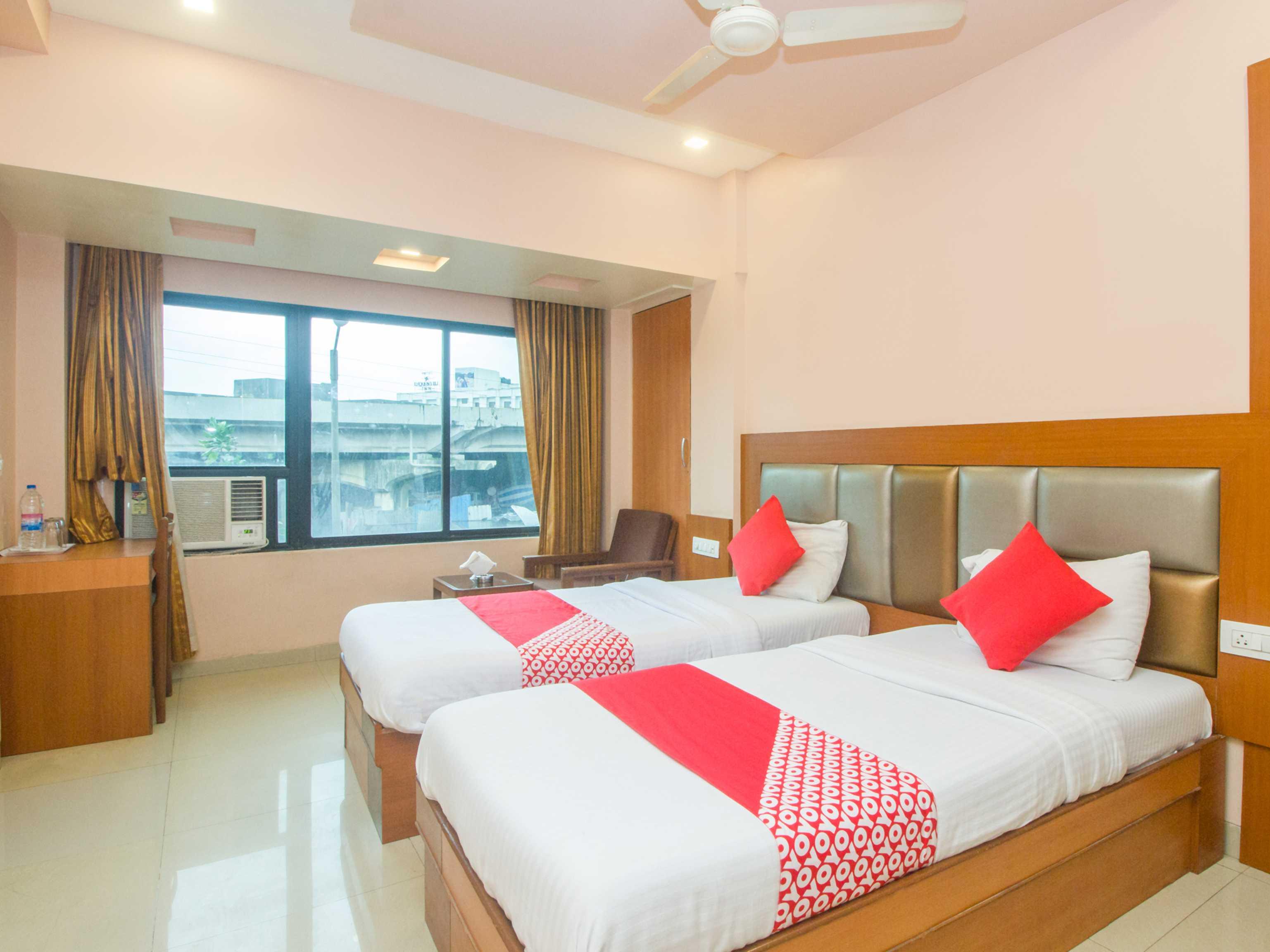 Oyo Hotel Sarovar Grand Kalamboli Exterior foto